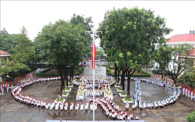 Học sinh Trường THPT chuyên Quang Trung (phường Đồng Xoài, tỉnh Đồng Nai) vui mừng đón chào năm học 2025-2026. Ảnh: Đậu Tất Thành – TTXVN