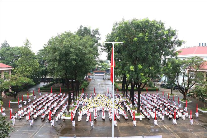 Học sinh Trường THPT chuyên Quang Trung (phường Đồng Xoài, tỉnh Đồng Nai) vui mừng đón chào năm học 2025-2026. Ảnh: Đậu Tất Thành – TTXVN