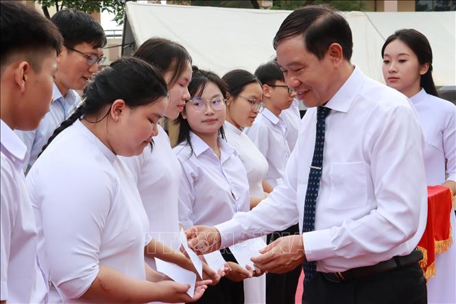 Lãnh đạo phường Đồng Xoài tặng quà cho học sinh Trường THPT chuyên Quang Trung vào ngày đầu năm học 2025-2026. Ảnh: Đậu Tất Thành – TTXVN