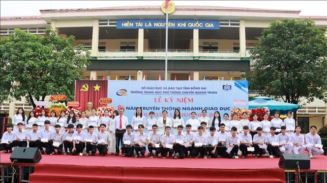 Nguyên chủ tịch UBND tỉnh Bình Phước Trần Tuệ Hiền tặng quà cho học sinh Trường THPT chuyên Quang Trung vào ngày đầu năm học 2025-2026. Ảnh: Đậu Tất Thành – TTXVN