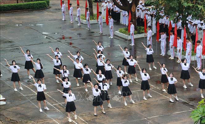 Học sinh Trường THPT chuyên Quang Trung (phường Đồng Xoài, tỉnh Đồng Nai) vui mừng đón chào năm học 2025-2026. Ảnh: Đậu Tất Thành – TTXVN