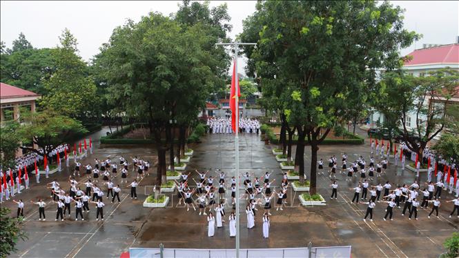 Học sinh Trường THPT chuyên Quang Trung (phường Đồng Xoài, tỉnh Đồng Nai) vui mừng đón chào năm học 2025-2026. Ảnh: Đậu Tất Thành – TTXVN