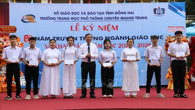 Lãnh đạo phường Đồng Xoài tặng quà cho học sinh Trường THPT chuyên Quang Trung vào ngày đầu năm học 2025-2026. Ảnh: Đậu Tất Thành – TTXVN