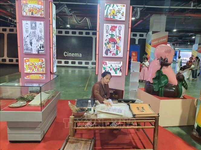 Khu trưng bày tranh dân gian Đông Hồ-Mộc bản (Bắc Ninh) tại Trung tâm Hội chợ Triển lãm quốc gia (Đông Anh, Hà Nội). Ảnh: Nguyễn Trọng Lịch- TTXVN
