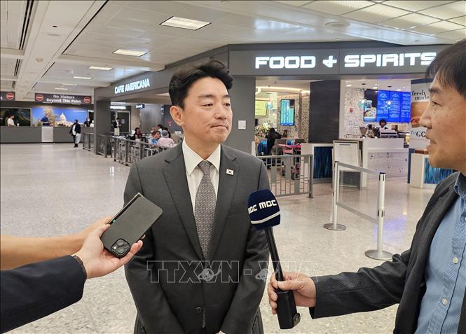 (Tư liệu) Chánh Văn phòng Tổng thống Hàn Quốc Kang Hoon Sik phát biểu với báo giới tại Washington, D.C., Mỹ, ngày 24/8/2025. Ảnh: Yonhap/TTXVN