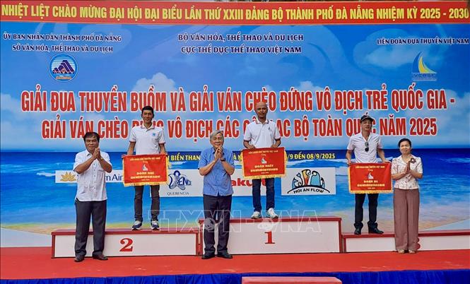 Ban tổ chức trao giải toàn đoàn ở nội dung đua thuyền buồm cho các đơn vị đoạt thành tích xuất sắc. Ảnh: Trần Lê Lâm - TTXVN 
