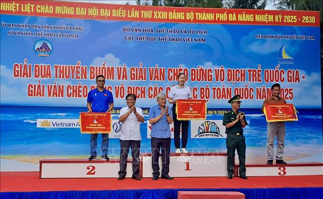 Ban tổ chức trao giải toàn đoàn ở nội dung Ván chèo đứng cho các đơn vị đoạt thành tích xuất sắc. Ảnh: Trần Lê Lâm - TTXVN 