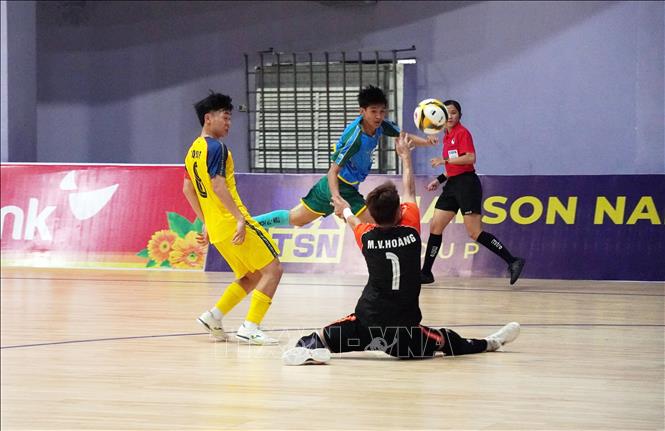 Trận thi đấu giữa Thái Sơn Nam TP.Hồ Chí Minh (áo xanh) và Sahako (áo vàng) với kết quả chung cuộc 4-2 nghiêng về Thái Sơn Nam TP.Hồ Chí Minh. Ảnh: Trung Tuyến - TTXVN