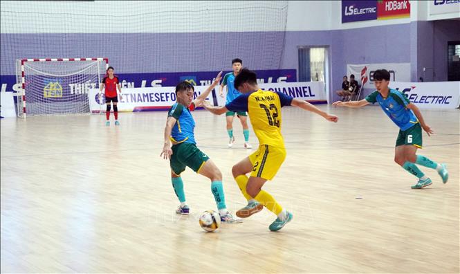 Trận thi đấu giữa Thái Sơn Nam TP.Hồ Chí Minh (áo xanh) và Sahako (áo vàng) với kết quả chung cuộc 4-2 nghiêng về Thái Sơn Nam TP.Hồ Chí Minh. Ảnh: Trung Tuyến - TTXVN
