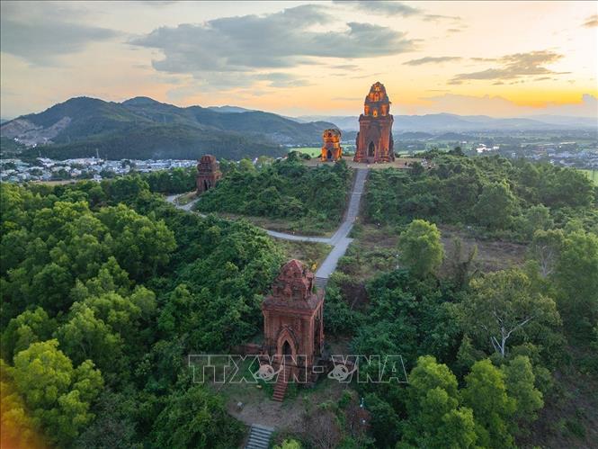 Quần thể Tháp Bánh Ít nằm trên đỉnh đồi xã Tuy Phước Bắc, gồm cụm 4 ngôi tháp khác nhau: tháp Chính (Kalan), tháp Cổng (Gopura), tháp Hỏa (Kosagrha) và tháp Bia (Posah). Ảnh: Khánh Hoà – TTXVN