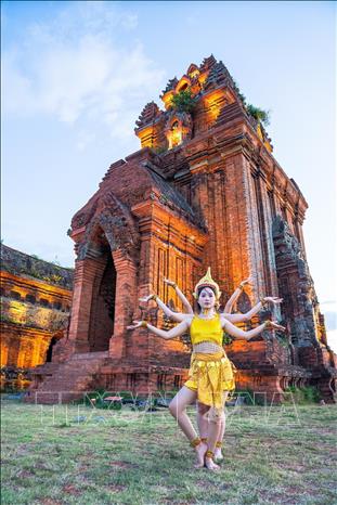 Tháp Bánh Ít từng là nơi diễn ra các nghi lễ truyền thống của người Chăm suốt nhiều thế kỷ. Dù các nghi lễ không còn được tổ chức thường xuyên tại tháp, nơi đây vẫn mang ý nghĩa sâu sắc đối với cộng đồng Chăm, như một biểu tượng của di sản văn hóa và giá trị tinh thần do tổ tiên để lại. Ảnh: Khánh Hoà – TTXVN 