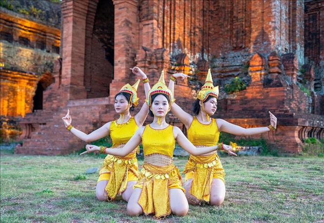 Tháp Bánh Ít từng là nơi diễn ra các nghi lễ truyền thống của người Chăm suốt nhiều thế kỷ. Dù các nghi lễ không còn được tổ chức thường xuyên tại tháp, nơi đây vẫn mang ý nghĩa sâu sắc đối với cộng đồng Chăm, như một biểu tượng của di sản văn hóa và giá trị tinh thần do tổ tiên để lại. Ảnh: Khánh Hoà – TTXVN 