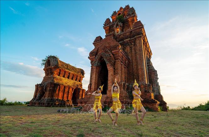 Tháp Bánh Ít từng là nơi diễn ra các nghi lễ truyền thống của người Chăm suốt nhiều thế kỷ. Dù các nghi lễ không còn được tổ chức thường xuyên tại tháp, nơi đây vẫn mang ý nghĩa sâu sắc đối với cộng đồng Chăm, như một biểu tượng của di sản văn hóa và giá trị tinh thần do tổ tiên để lại. Ảnh: Khánh Hoà – TTXVN 