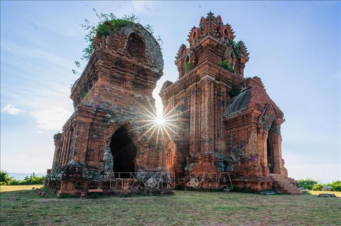 Tháp Bánh Ít được xây dựng vào khoảng cuối thế kỷ XI đến đầu thế kỷ XII, dưới thời vương quốc Chăm Pa hưng thịnh. Đây là thời kỳ kiến trúc Chăm đạt đến đỉnh cao, thể hiện rõ qua các họa tiết, kết cấu và kỹ thuật xây dựng. Ảnh: Khánh Hoà – TTXVN