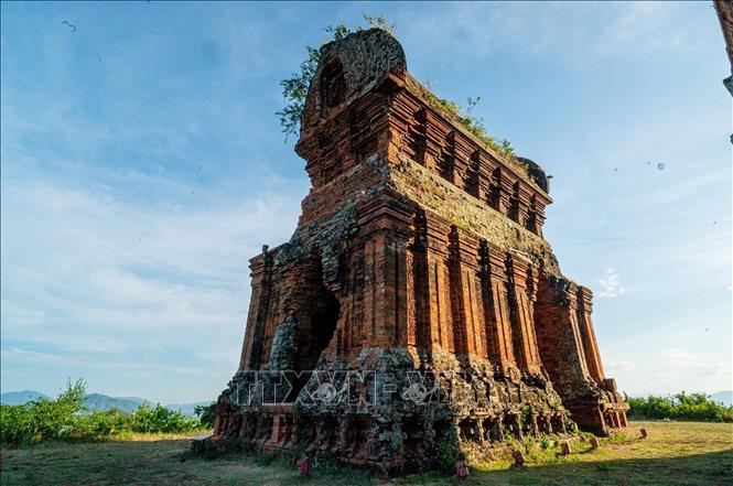 Tháp Hỏa (Kosagrha) với cấu trúc hình chữ nhật, cao 10 m, dài 12 m, rộng 5 m, dày tường 1,4 m. Công trình này còn được gọi là tháp Yên Ngựa. Ảnh: Khánh Hoà – TTXVN 