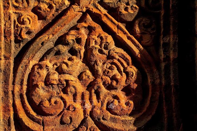 Tháp Bánh Ít được xây dựng vào khoảng cuối thế kỷ XI đến đầu thế kỷ XII, dưới thời vương quốc Chăm Pa hưng thịnh. Đây là thời kỳ kiến trúc Chăm đạt đến đỉnh cao, thể hiện rõ qua các họa tiết, kết cấu và kỹ thuật xây dựng. Ảnh: Khánh Hoà – TTXVN