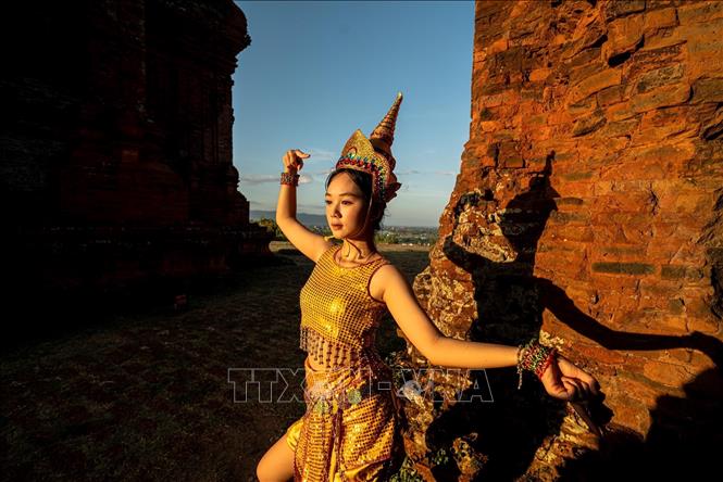 Tháp Bánh Ít từng là nơi diễn ra các nghi lễ truyền thống của người Chăm suốt nhiều thế kỷ. Dù các nghi lễ không còn được tổ chức thường xuyên tại tháp, nơi đây vẫn mang ý nghĩa sâu sắc đối với cộng đồng Chăm, như một biểu tượng của di sản văn hóa và giá trị tinh thần do tổ tiên để lại. Ảnh: Khánh Hoà – TTXVN 