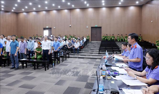 Đại diện Viện Kiểm sát công bố bản cáo trạng đối với các bị cáo. Ảnh: Phạm Kiên - TTXVN