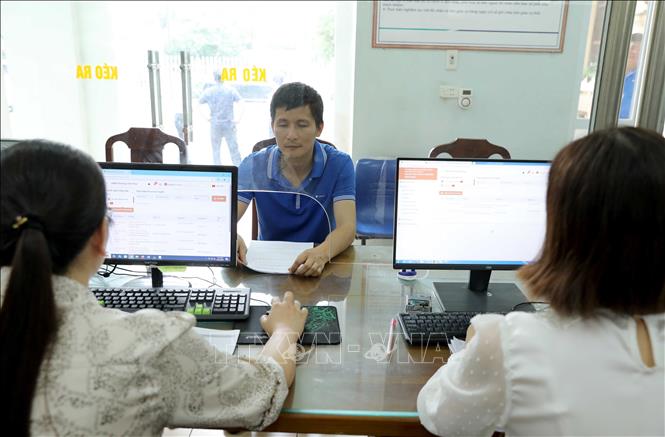 Người dân đến làm thủ tục hành chính tại Trung tâm phục vụ hành chính công phường Vĩnh Phúc, tỉnh Phú Thọ. Ảnh: Hoàng Hùng -TTXVN