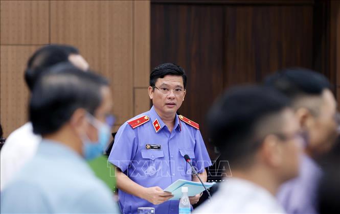 Đại diện Viện Kiểm sát công bố bản cáo trạng đối với các bị cáo. Ảnh: Phạm Kiên - TTXVN