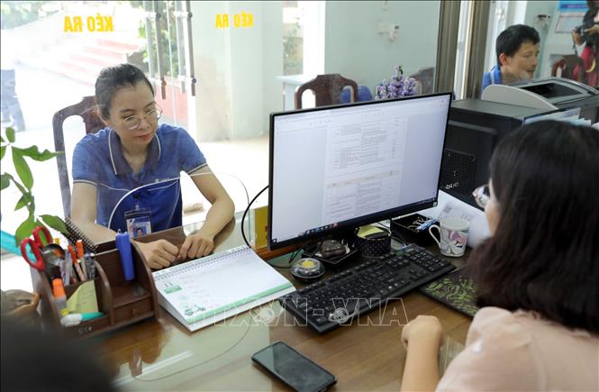 Người dân đến làm thủ tục hành chính tại Trung tâm phục vụ hành chính công phường Vĩnh Phúc, tỉnh Phú Thọ. Ảnh: Hoàng Hùng -TTXVN