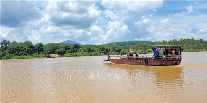 Hoạt động vận tải đường thủy tại Bến đò A Sanh, xã Ia Krái, tỉnh Gia Lai đi vào nề nếp. Ảnh: Hoài Nam - TTXVN