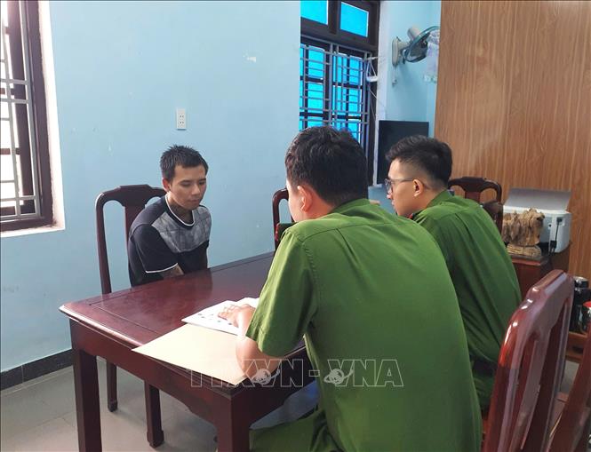 Công an phường An Cựu, thành phố Huế, lấy lời khai đối tượng Nguyễn Hoàng Huy. Ảnh: TTXVN phát
