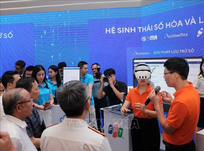 Giới thiệu công nghệ thực tế ảo tới khách tham quan. Ảnh: Phạm Hậu – TTXVN
