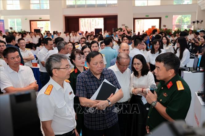 Ông Ngô Hải Phan, Cục trưởng Cục Chuyển đổi số - Cơ yếu Văn phòng Trung ương Đảng và ông Mai Xuân Thành, Cục trưởng Cục Thuế cùng các đại biểu tham quan gian hàng của Công ty Tecapro (Bộ Quốc phòng). Ảnh: Phạm Hậu – TTXVN