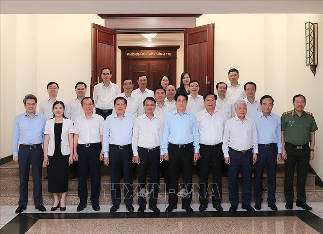 Chủ tịch nước Lương Cường và các đại biểu với Ban Thường vụ Tỉnh uỷ Phú Thọ. Ảnh: An Đăng - TTXVN