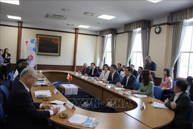 Phó Thủ tướng Chính phủ Lê Thành Long tiếp Thống đốc tỉnh Osaka Yoshimura Hirofumi. Ảnh: Pv TTXVN tại Nhật Bản