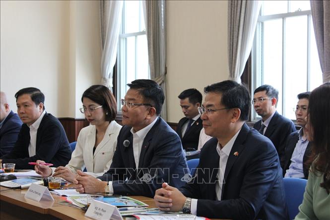 Phó Thủ tướng Chính phủ Lê Thành Long tiếp Thống đốc tỉnh Osaka Yoshimura Hirofumi. Ảnh: Pv TTXVN tại Nhật Bản