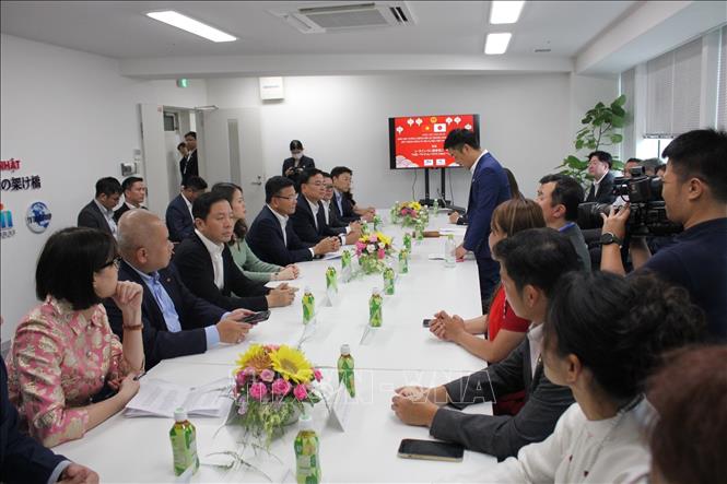 Doanh nghiệp Việt Nam tại Nhật Bản chào mừng Phó Thủ tướng Lê Thành Long đến thăm cơ sở kinh tế của kiều bào. Ảnh: Pv TTXVN tại Nhật Bản
