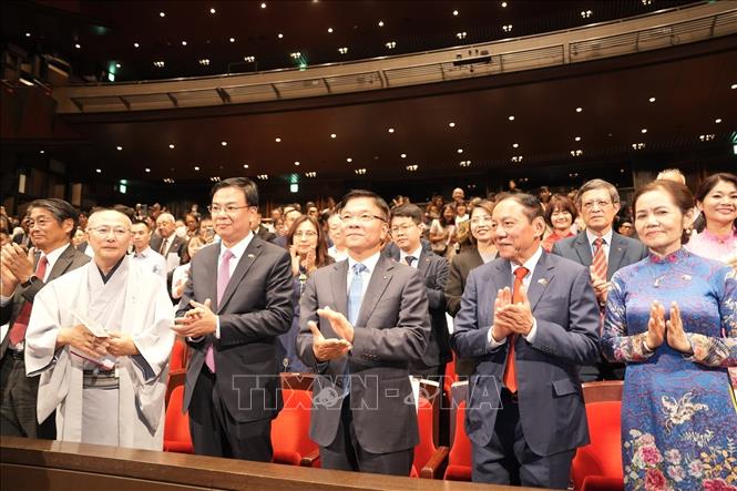 Phó Thủ tướng Lê Thành Long cùng đoàn công tác dự buổi hòa nhạc kỷ niệm 80 năm Quốc khánh Việt Nam tại Osaka. Ảnh: Pv TTXVN tại Nhật Bản