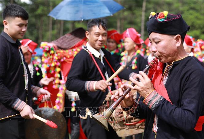 Đi đầu đoàn rước dâu là đội kèn trống gồm 4 người. Đây là phần không thể thiếu trong nghi lễ đón dâu của đồng bào người Dao đỏ ở Lai Châu. Ảnh: Quý Trung – TTXVN