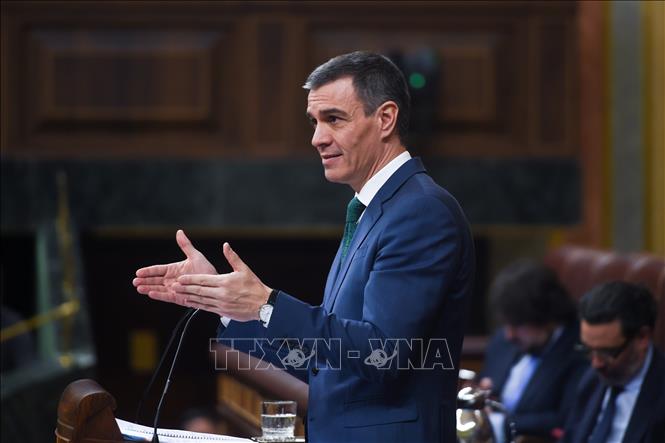 Thủ tướng Tây Ban Nha Pedro Sanchez phát biểu tại Madrid. Ảnh: THX/TTXVN