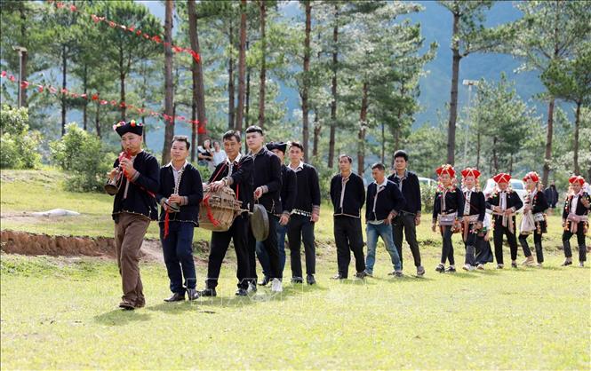 Đoàn đón dâu nhà trai thường là người thân, bạn bè, họ đi đón dâu trong trang phục truyền thống, mang theo lễ vật. Ảnh: Quý Trung – TTXVN