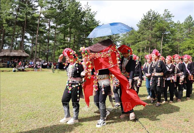  Trong ngày cưới, người đưa cô dâu về nhà chồng phải là chị, em gái, hoặc em gái họ. Ảnh: Quý Trung - TTXVN