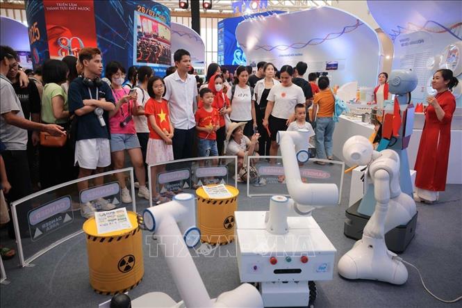 Các sản phẩm khoa học công nghệ của Viện được trưng bày thu hút nhiều du khách quan tâm, tìm hiểu. Ảnh: Hoàng Hiếu - TTXVN