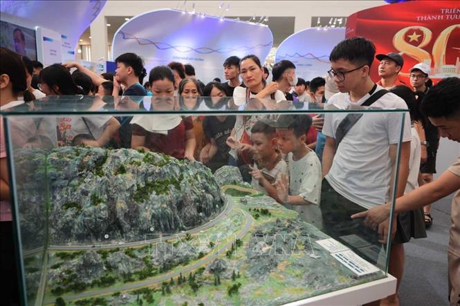 Khách tham quan mô hình trưng bày tại khu Khoa học Trái Đất. Ảnh: Hoàng Hiếu - TTXVN