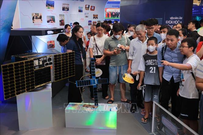 Khu Công nghệ vũ trụ giới thiệu các sản phẩm vệ tinh được các nhà khoa học của Viện nghiên cứu, phát triển. Ảnh: Hoàng Hiếu - TTXVN