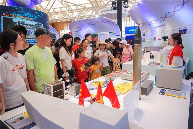 Các sản phẩm khoa học công nghệ của Viện được trưng bày thu hút nhiều du khách quan tâm, tìm hiểu. Ảnh: Hoàng Hiếu - TTXVN
