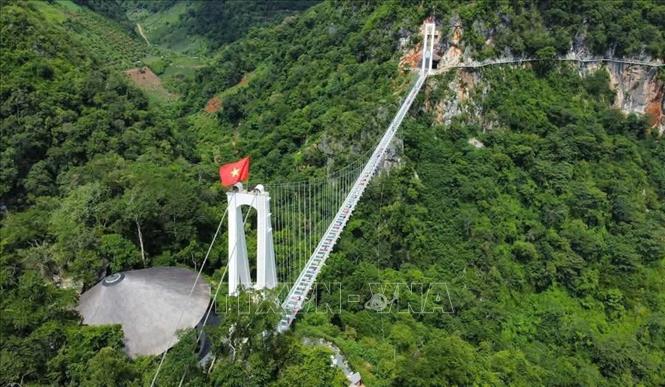 Cầu kính Bạch Long ở khu du lịch Mộc Châu Island, tỉnh Sơn La. Ảnh:  TTXVN phát  