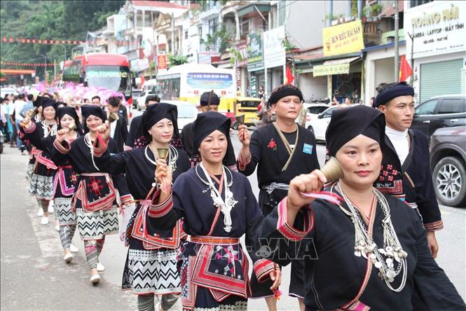 Hoạt động cộng đồng đường phố của đồng bào dân tộc Dao tại Tuần văn hóa, du lịch Mộc Châu, tỉnh Sơn La. Ảnh: TTXVN phát 