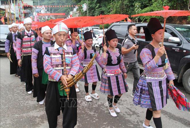 Hoạt động cộng đồng đường phố của đồng bào dân tộc Mông tại Tuần văn hóa, du lịch Mộc Châu, tỉnh Sơn La. Ảnh: TTXVN phát 