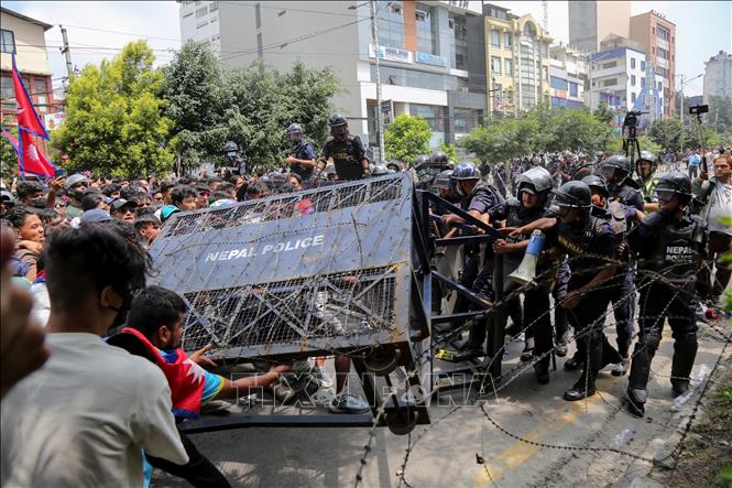 Cảnh sát ngăn dòng người biểu tình bạo loạn phản đối Chính phủ tại thủ đô Kathmandu, Nepal ngày 8/9/2025. Ảnh: Anadolu Agency/TTXVN  