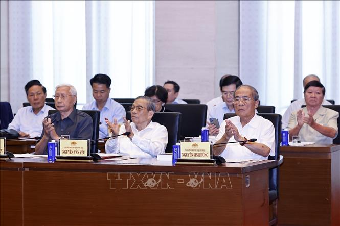 Nguyên Chủ tịch Quốc hội Nguyễn Sinh Hùng và đại biểu dự hội thảo. Ảnh: Doãn Tấn - TTXVN