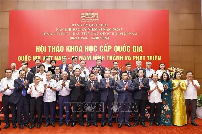Chủ tịch Quốc hội Trần Thanh Mẫn với đại biểu. Ảnh: Doãn Tấn - TTXVN