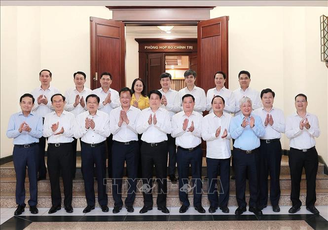 Chủ tịch nước Lương Cường với Ban Thường vụ Tỉnh ủy Hưng Yên. Ảnh: An Đăng - TTXVN
