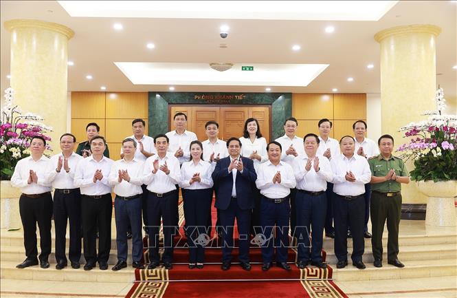 Thủ tướng Phạm Minh Chính với Ban Thường vụ Tỉnh uỷ Tuyên Quang. Ảnh: Dương Giang-TTXVN 